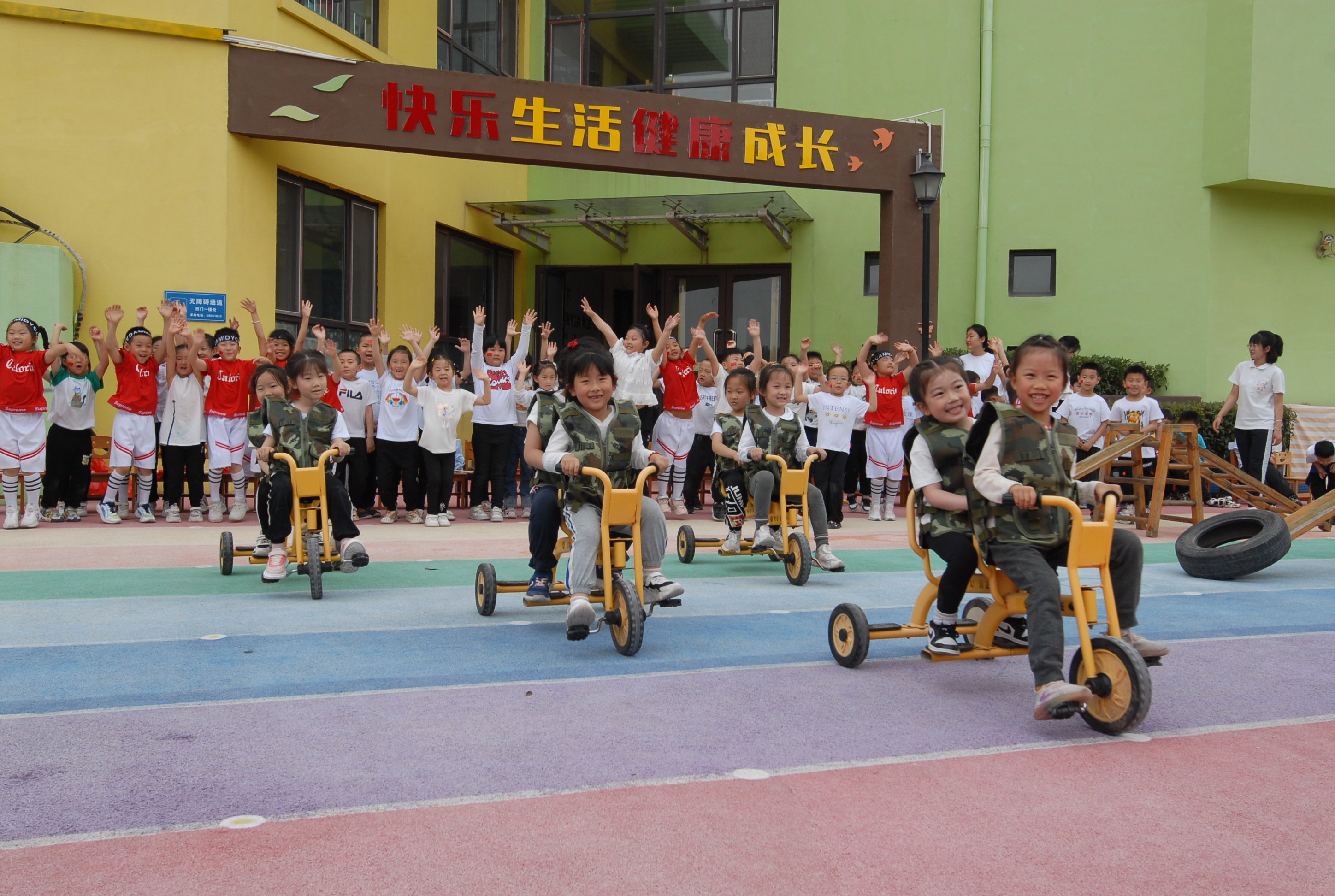 5月30日，小朋友在山东省青岛市即墨区环秀幼儿园举办的儿童双人车骑行比赛中。