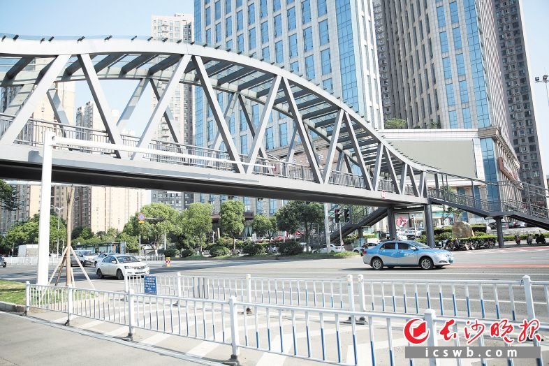 环保大道圭白路口人行过街天桥正式投入试运行。 长沙晚报全媒体记者 周游 通讯员 高兴 摄影报道