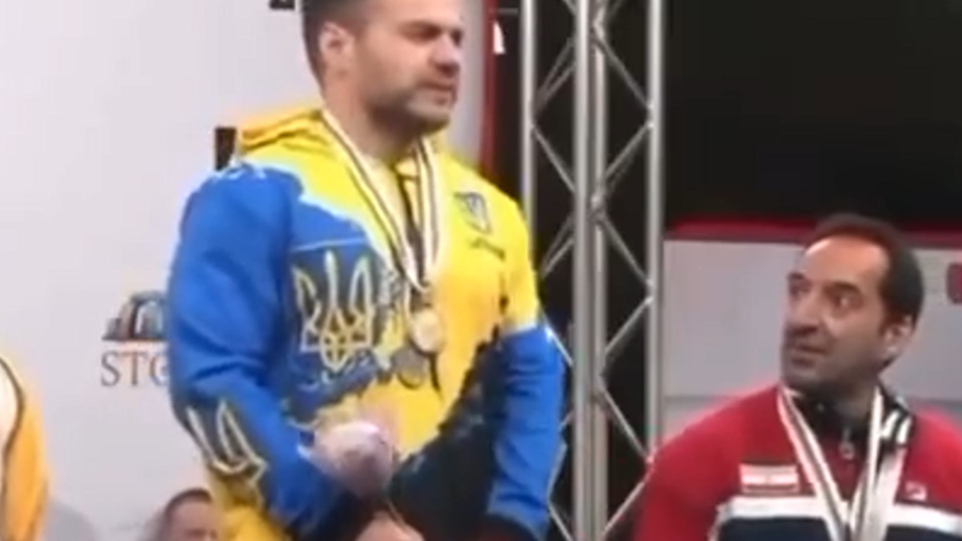 乌克兰选手两次拒绝与伊朗选手握手，表情极不耐烦