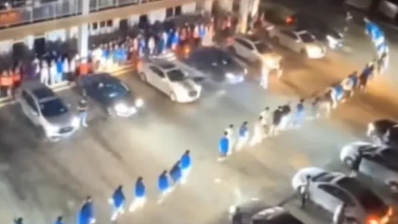 班主任集体打开车灯祝福高三学子一路光明