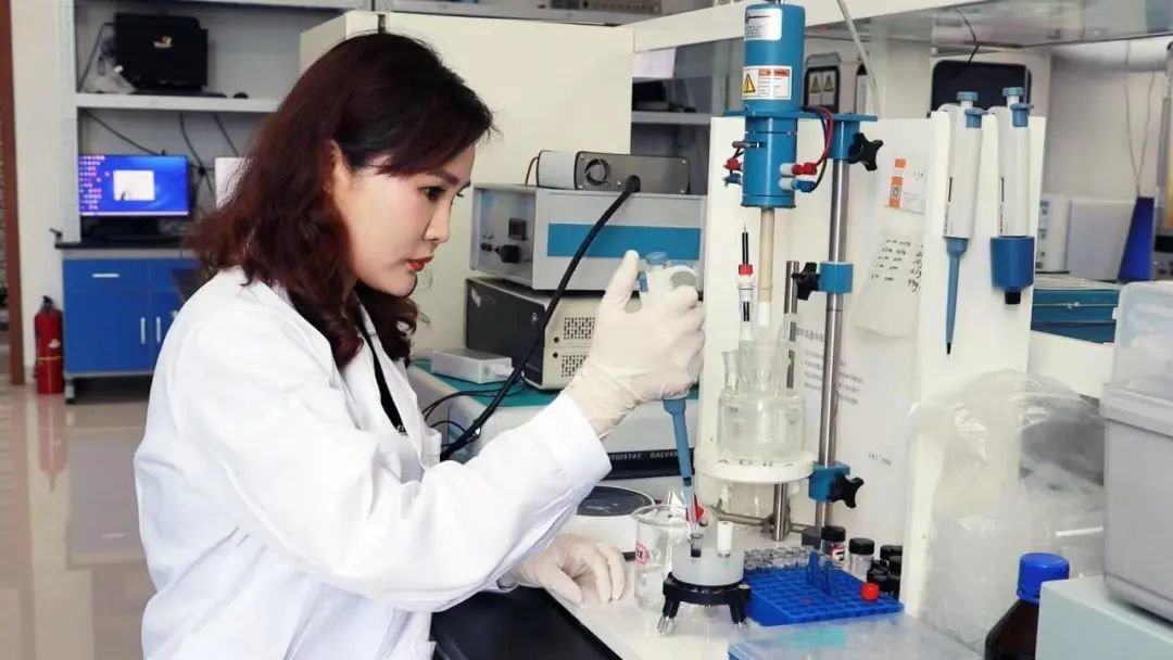 余彦在实验室里专心研发产品