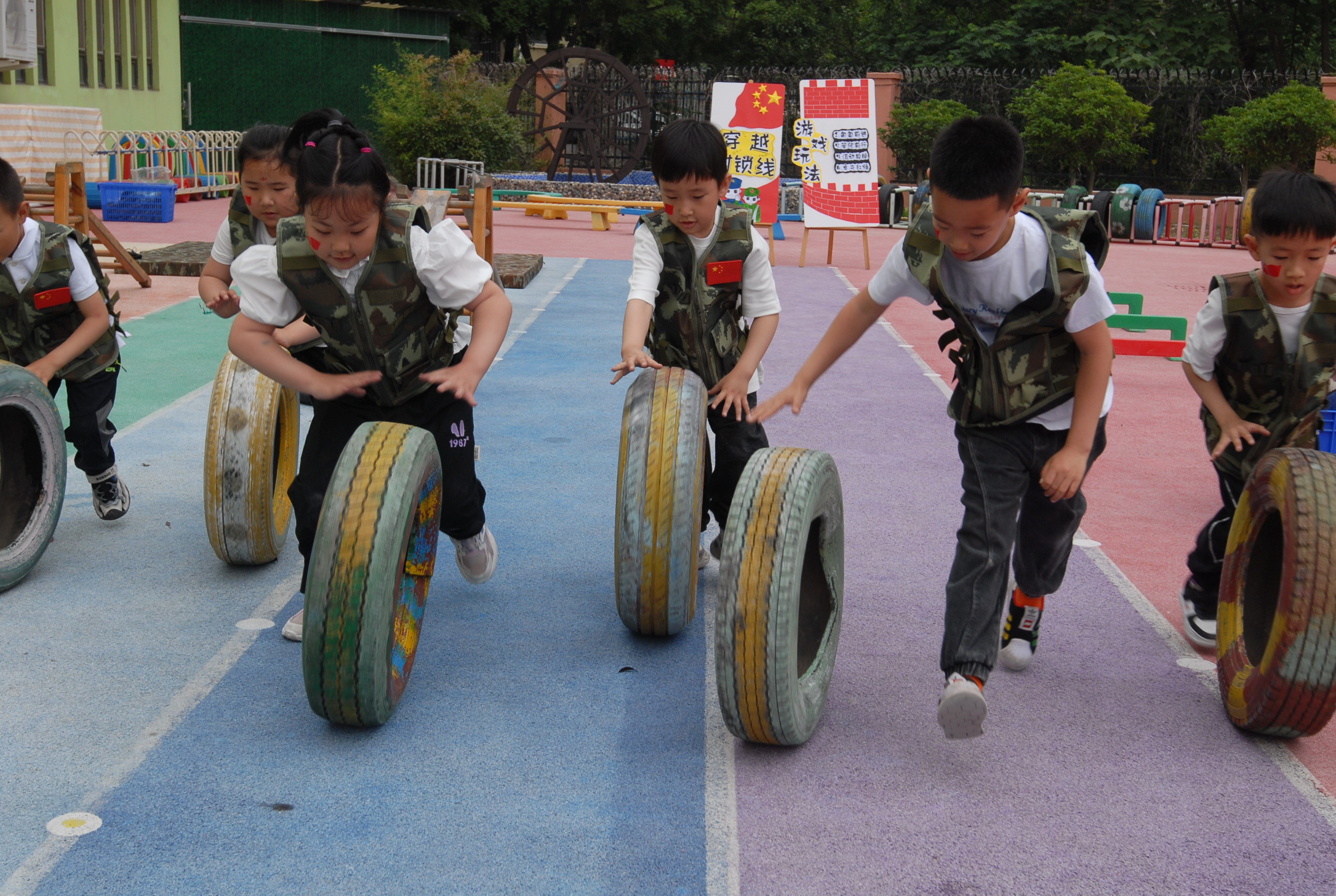 5月30日，山东省青岛市即墨区，环秀街道一家幼儿园，孩子们在参加滚轮胎比赛。