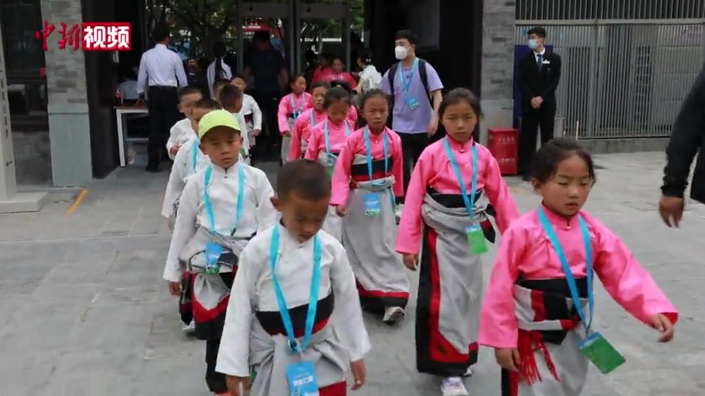 玉树藏族学生走进北京蒙藏学校旧址：没有先辈付出就没有现在的好生活