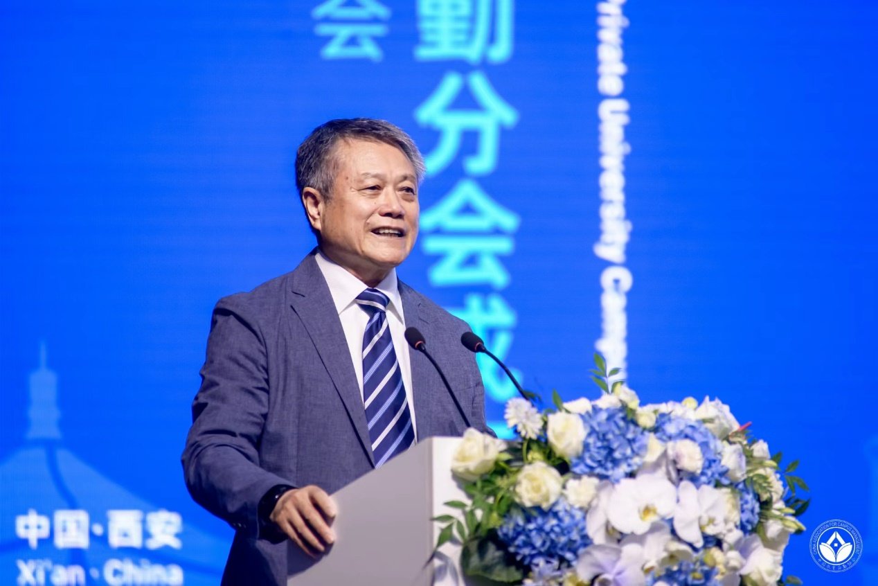 中国教育后勤协会常务副会长兼秘书长牛维麟作总结讲话