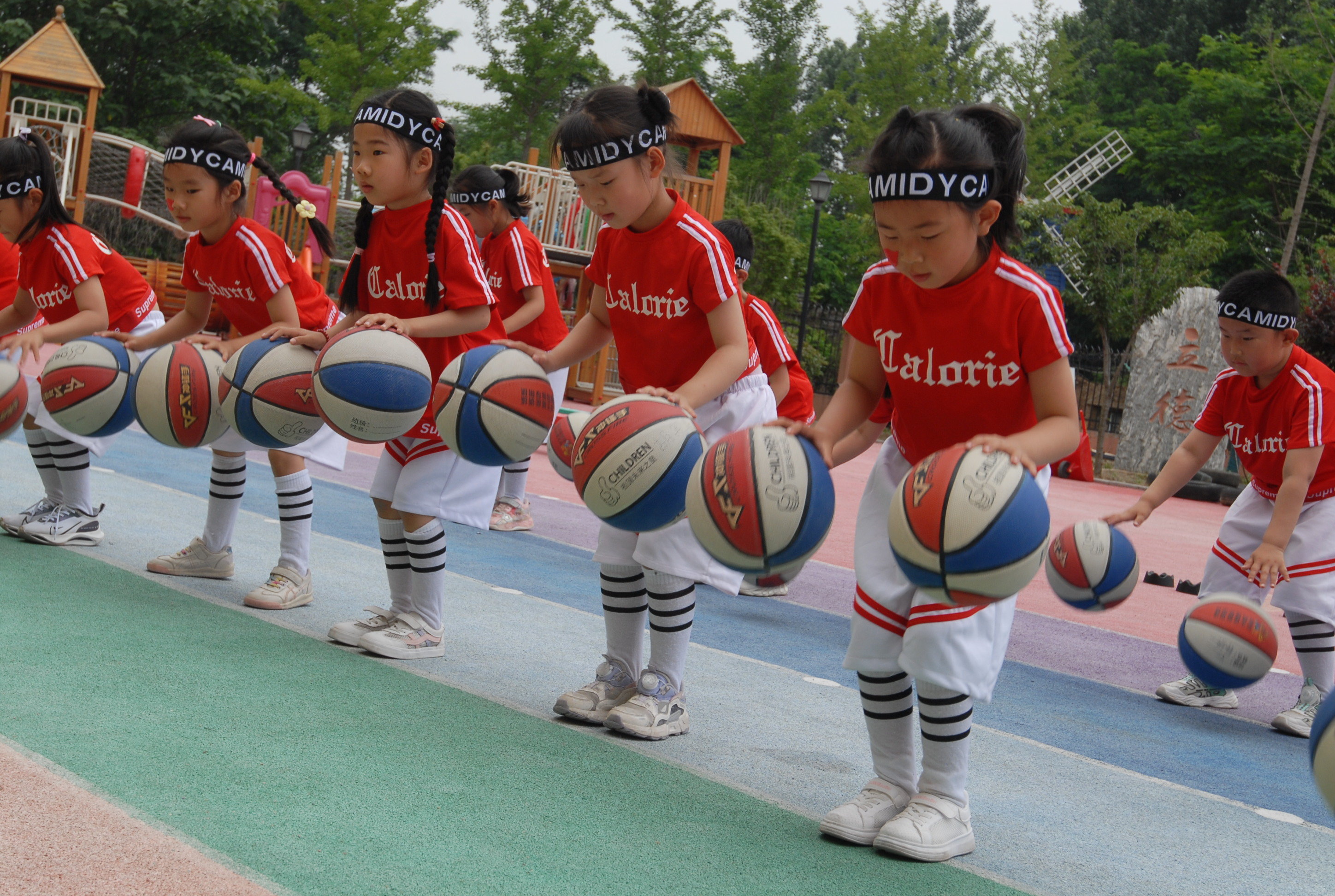 5月30日，山东省青岛市即墨区环秀街道幼儿园的孩子们在参加双手拍球比赛。