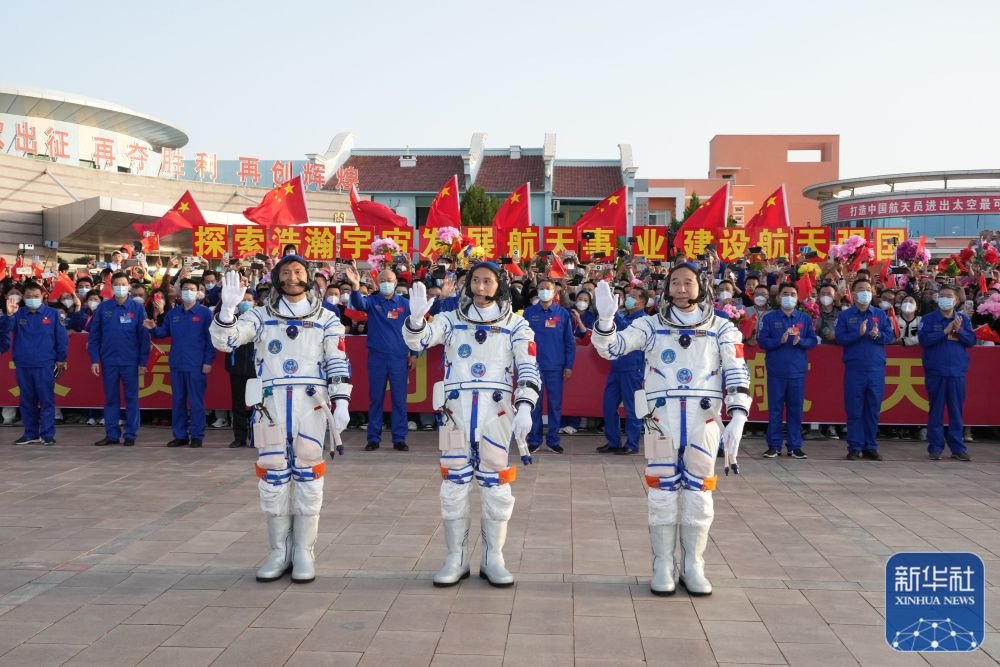 ↑这是航天员景海鹏（右）、朱杨柱（中）、桂海潮在出征仪式上 新华社记者 李刚 摄