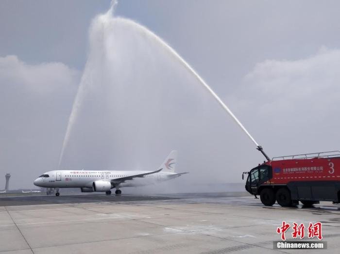 C919商业航班首飞抵达北京过“水门”。东航供图