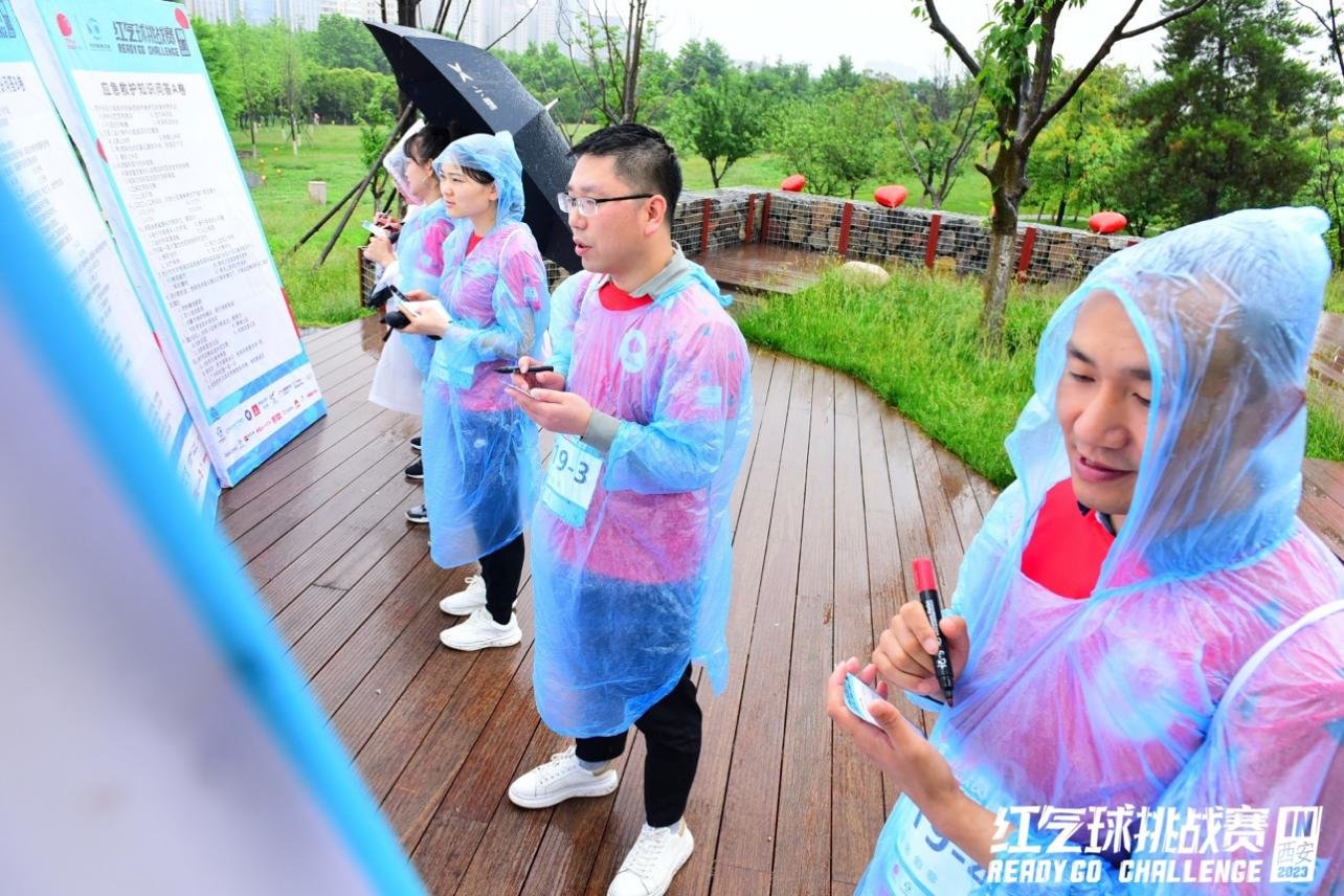 参赛者进行应急救护知识问答