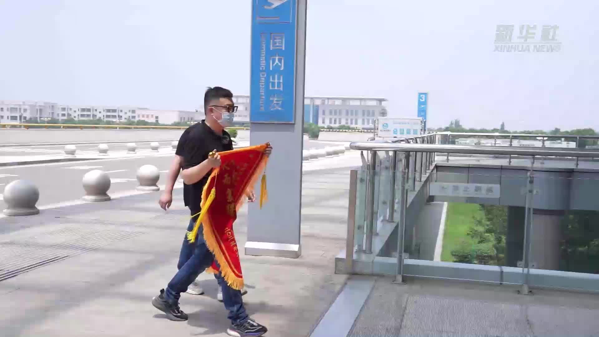 太巧了！行李箱“撞脸”被错拿 诚信旅客报警物归原主