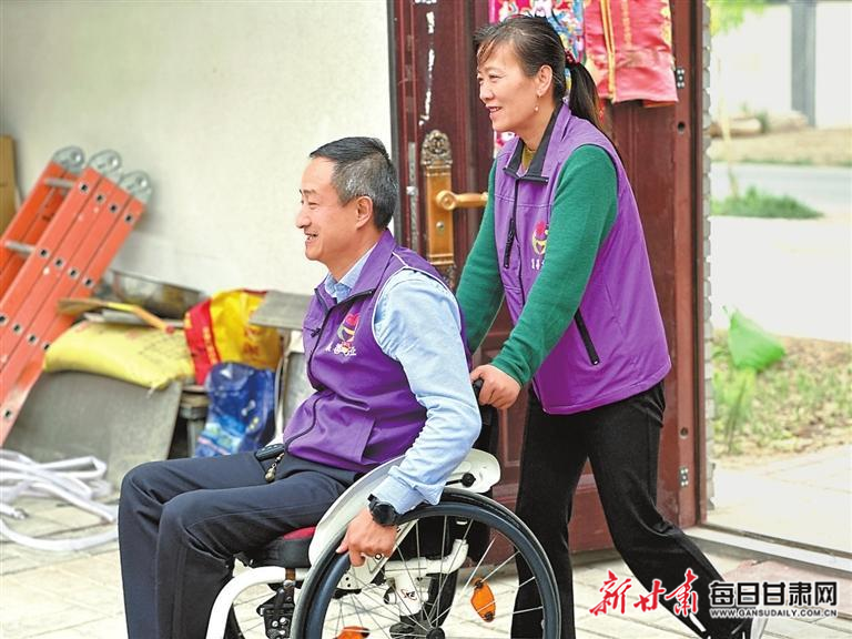 刘韦评夫妇入户走访残疾人朋友 新甘肃·甘肃日报记者 石丹丹