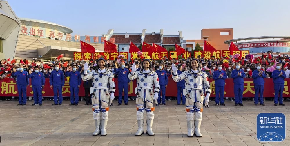 ↑这是航天员景海鹏（右）、朱杨柱（中）、桂海潮在出征仪式上 新华社记者 李刚 摄