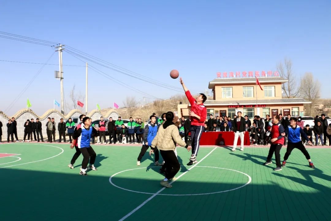 金川集团驻村帮扶队与帮扶村群众开展篮球友谊赛 张新林 摄