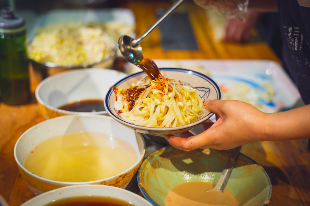 一碗凉皮8种味儿，一口一口吃出甘肃的地道风物！