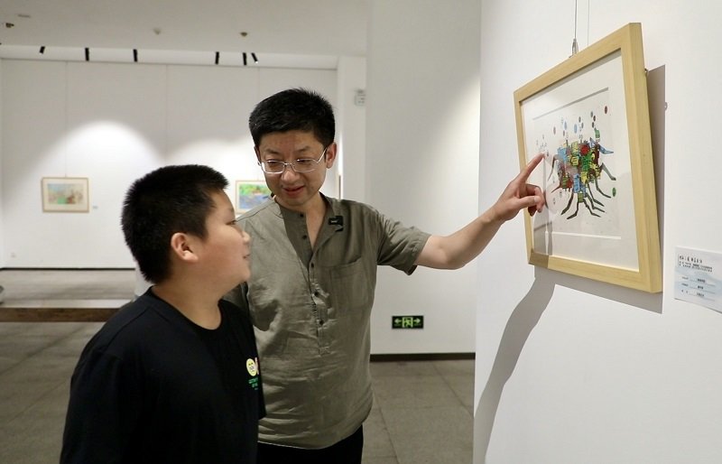 河北画院专职画家彭岩对“小画家”的《造梦工厂》给予指导.jpg