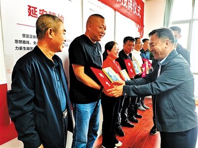 授牌仪式现场 本报记者 韩堃 摄