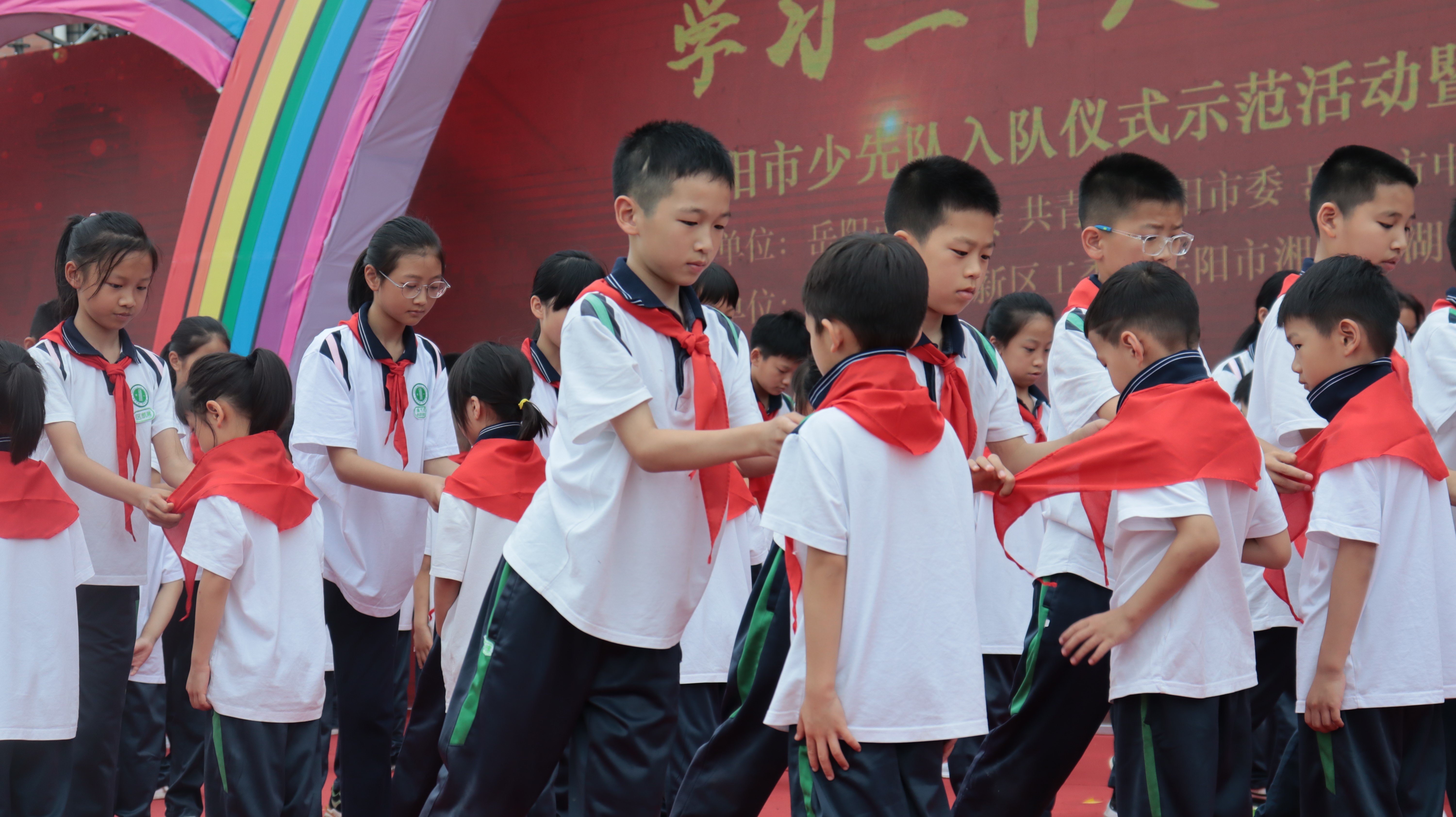 岳阳：入队+“模拟法庭”观演 这个“六一”礼物庄严有意义