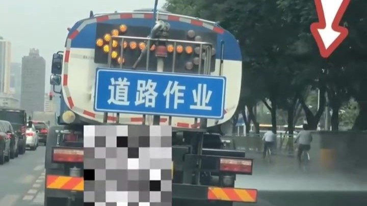 洒水车：要不是我帮你，你上班都得迟到