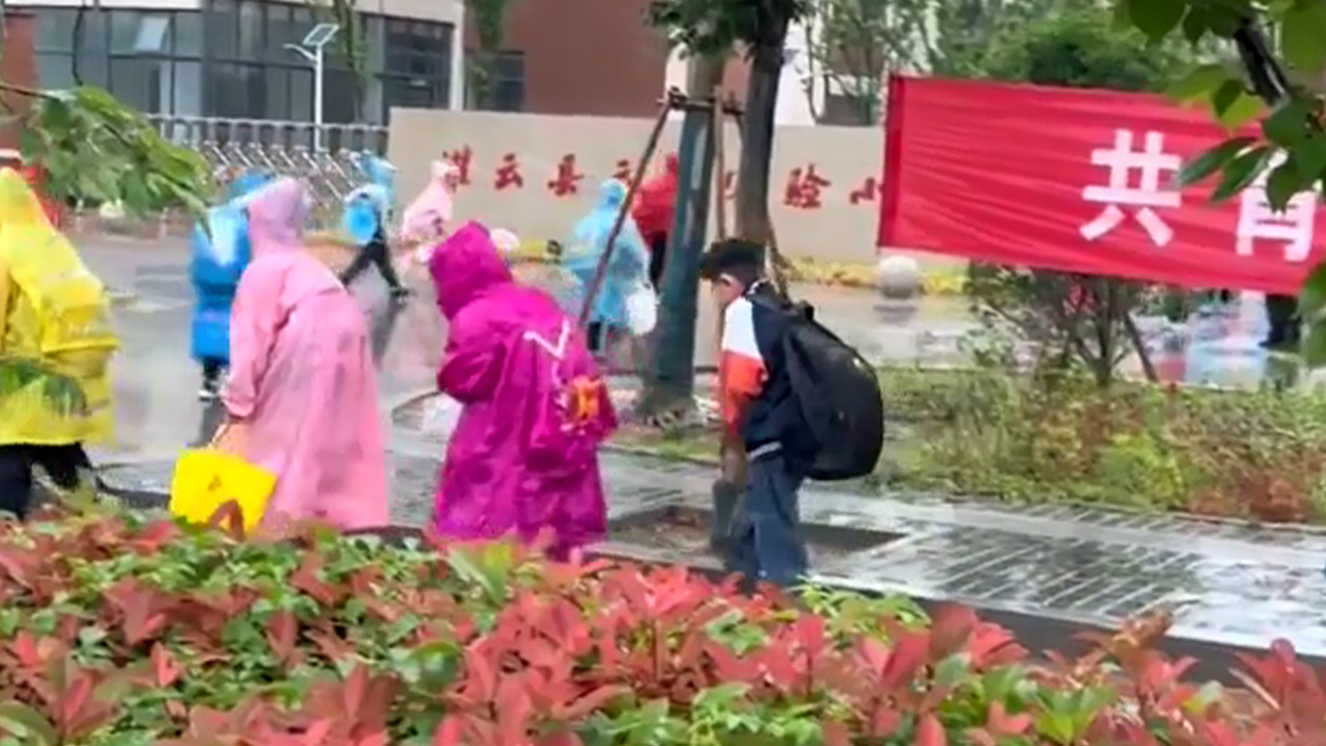 家长称学校不让学生打伞进校园,教育局:以前通知过,为了安全考虑_凤凰网视频_凤凰网