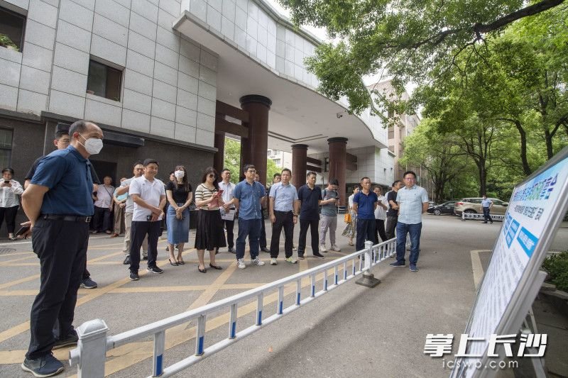 31日,长沙市住建局在省检察院宿舍小区开展“政务公开主题日”暨既有多层住宅增设电梯项目观摩活动。均为长沙晚报全媒体记者 郭雨滴 摄