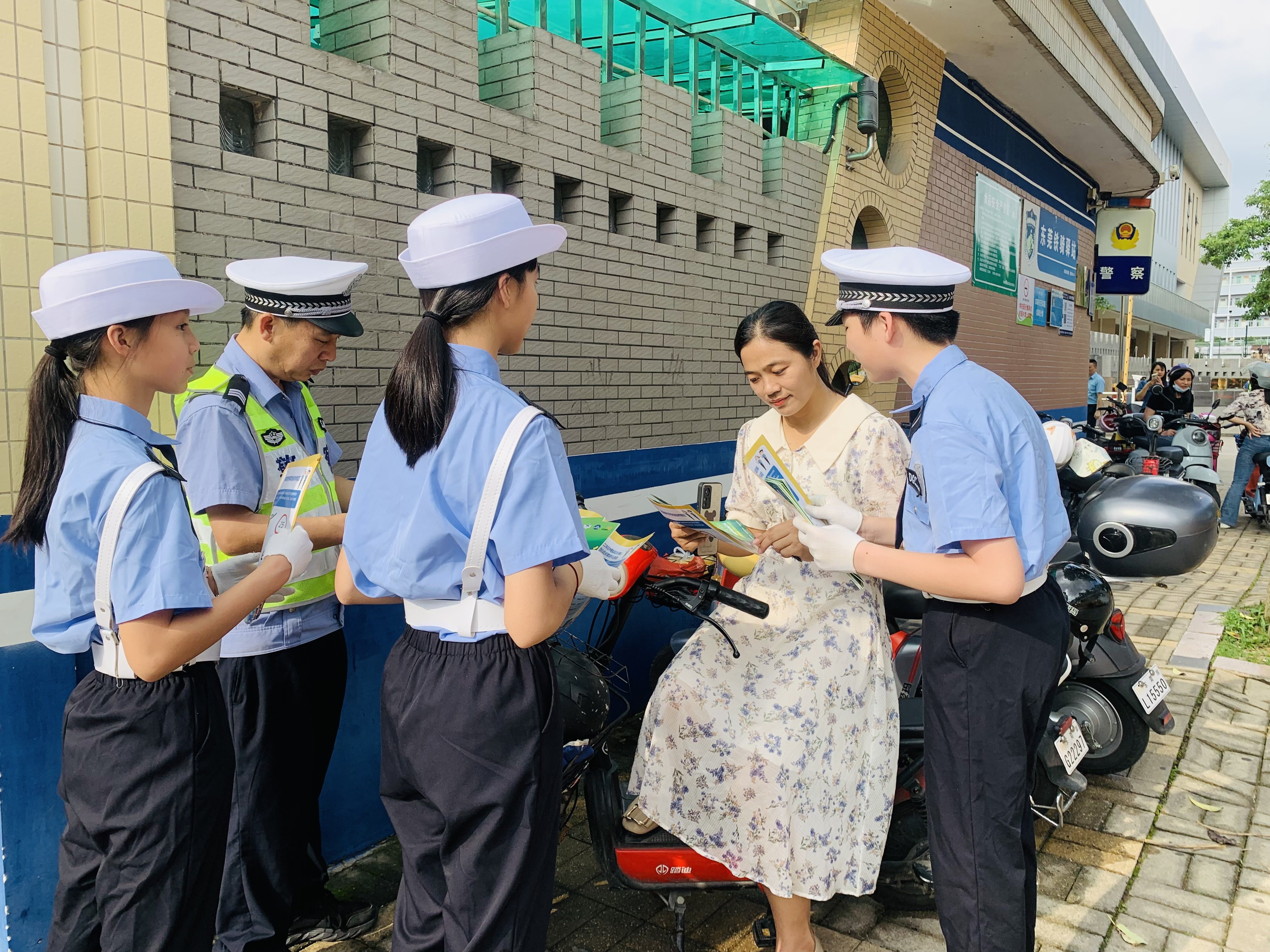 东莞交警丨石碣交警积极开展“少年小交警” 助力文明行活动