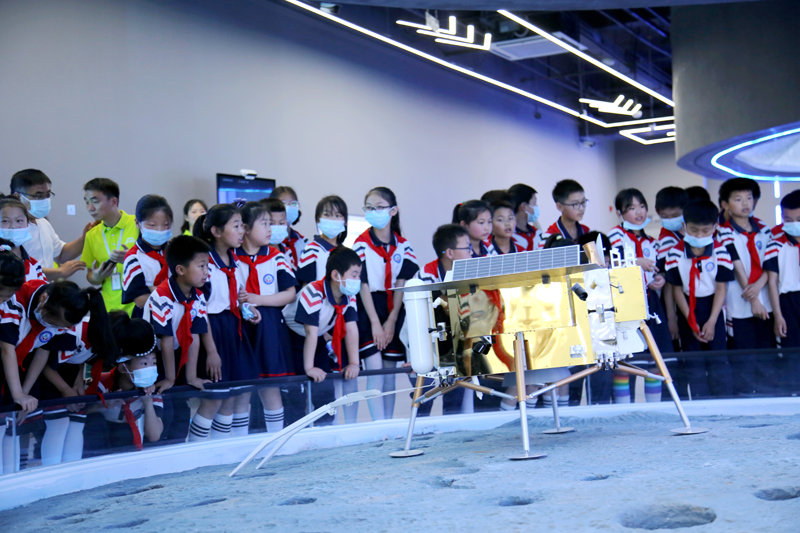 在邯郸人工智能教育，小学生正在航空航天展区参观。（周金立 摄）