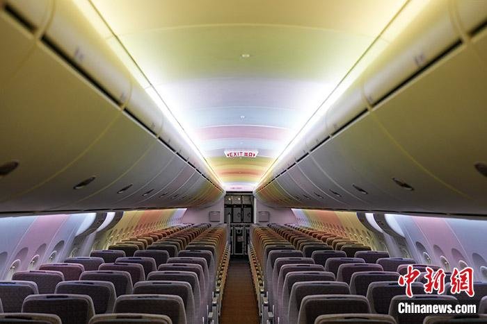 东航C919客机客舱内部设置了七彩灯光。 东航供图