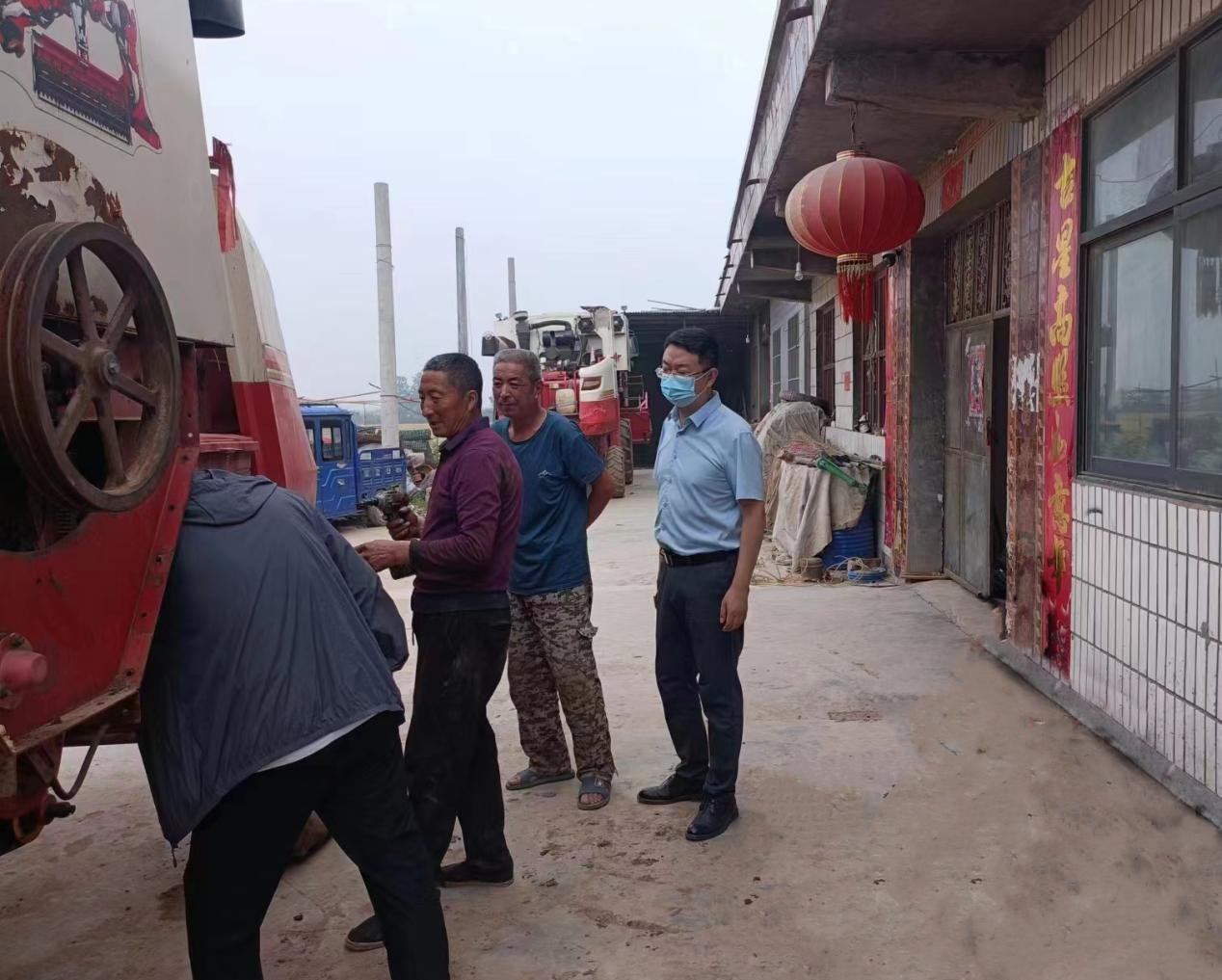 5月26日，鹤壁市淇滨区大赉店镇葫芦套村村民正在检修收割机，为“三夏”生产做准备。王华奇 摄。