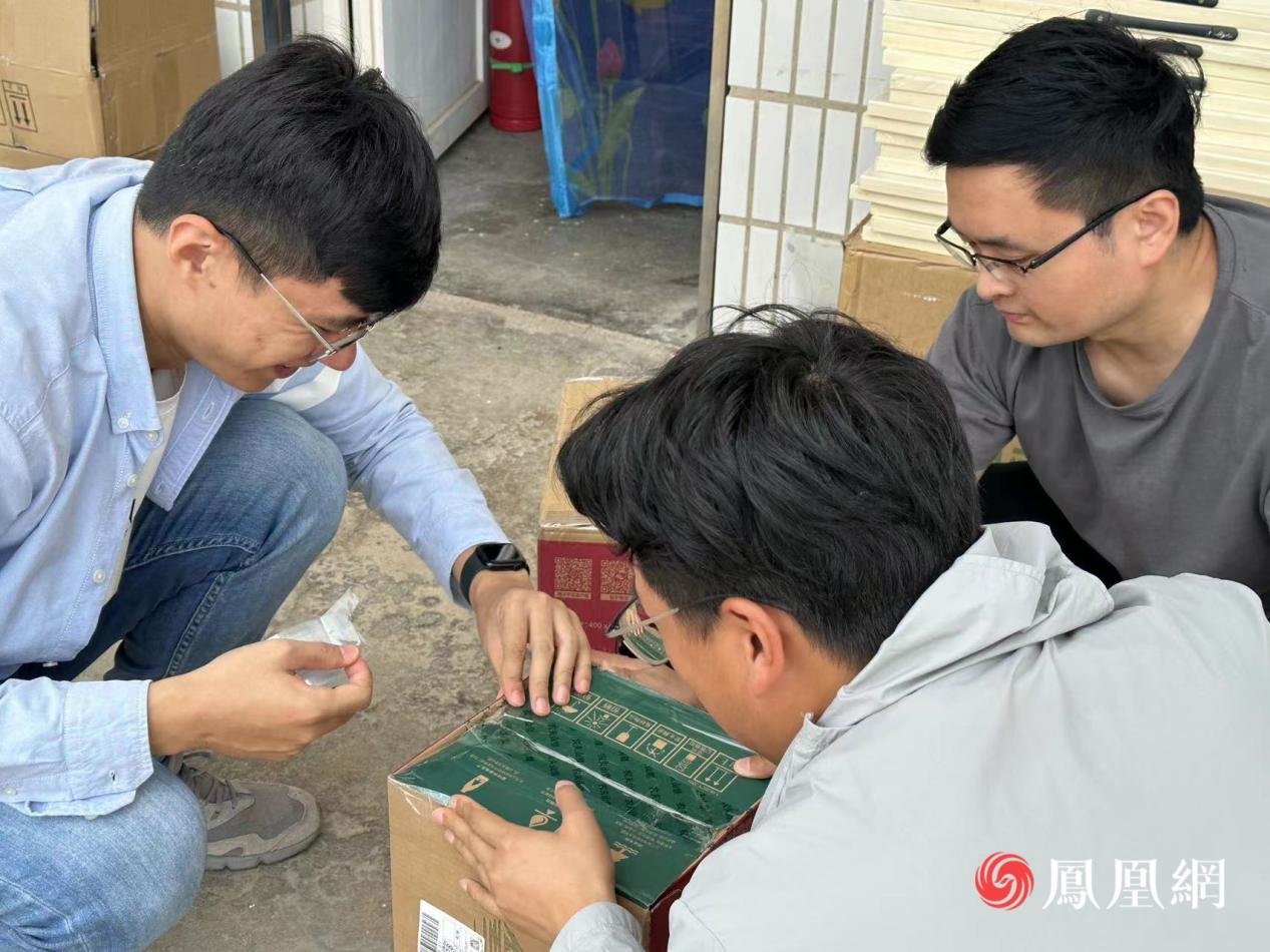 志愿者王如心在课前为孩子们制作简易教具