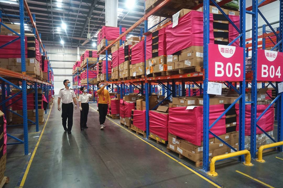 海关关员实地摸排企业备货情况。