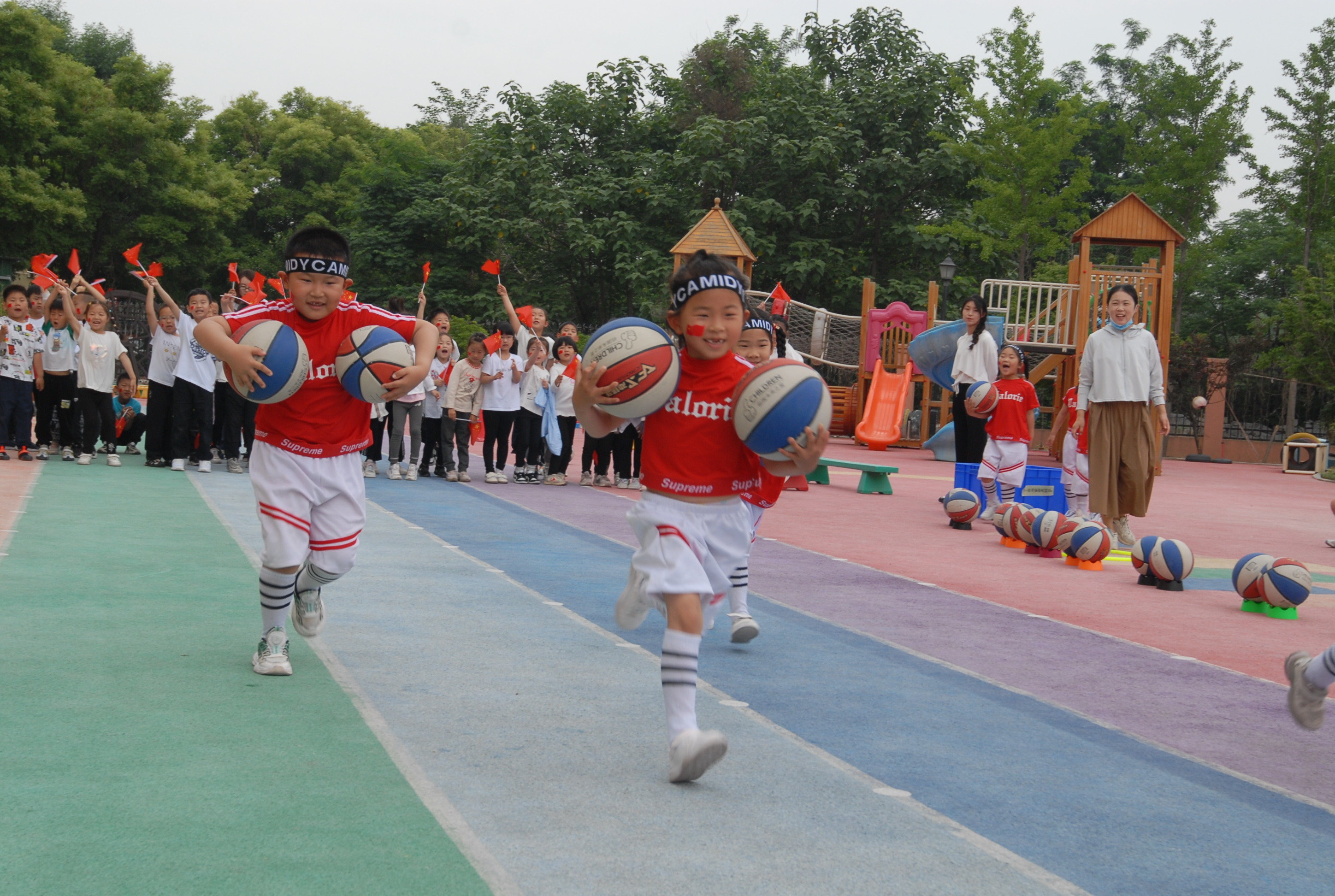 5月30日，山东省青岛市即墨区环秀街道幼儿园的孩子们在参加抱球跑比赛。