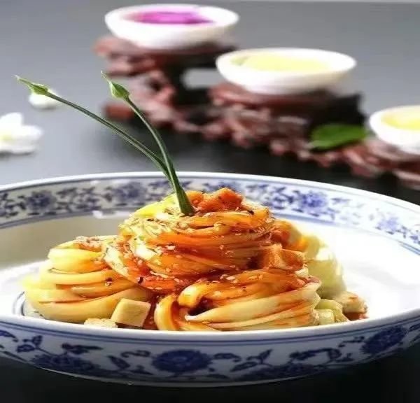 一碗凉皮8种味儿，一口一口吃出甘肃的地道风物！