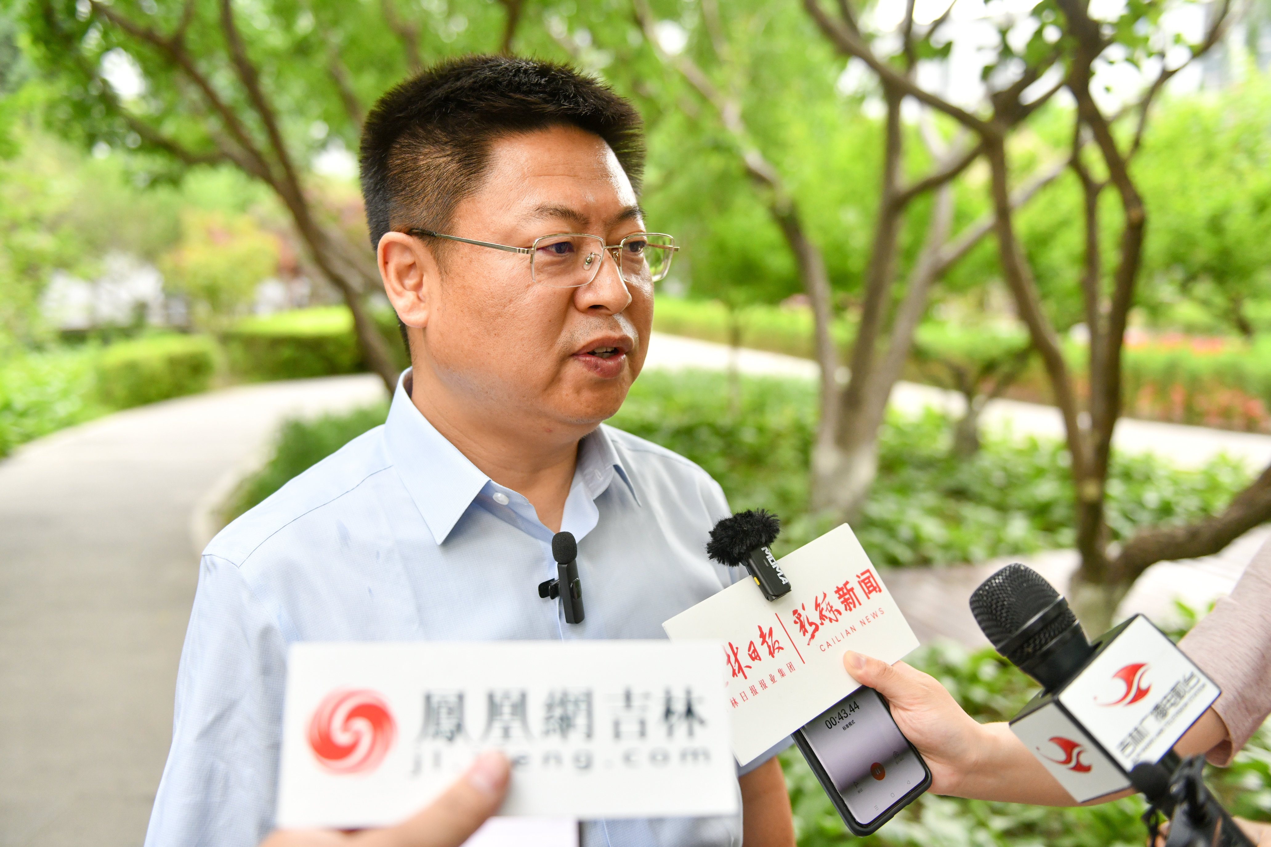 吉林省发展和改革委员会服务业发展处处长姜文鑫接受媒体采访。 凤凰网吉林 梁琪佳/摄