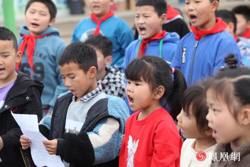 洋桥农场小学的孩子们伴着钢琴声歌唱