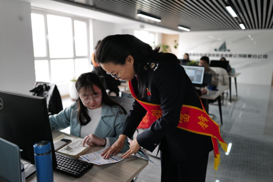 临夏税务“红石榴志愿者服务队”为企业财务人员宣传税收政策
