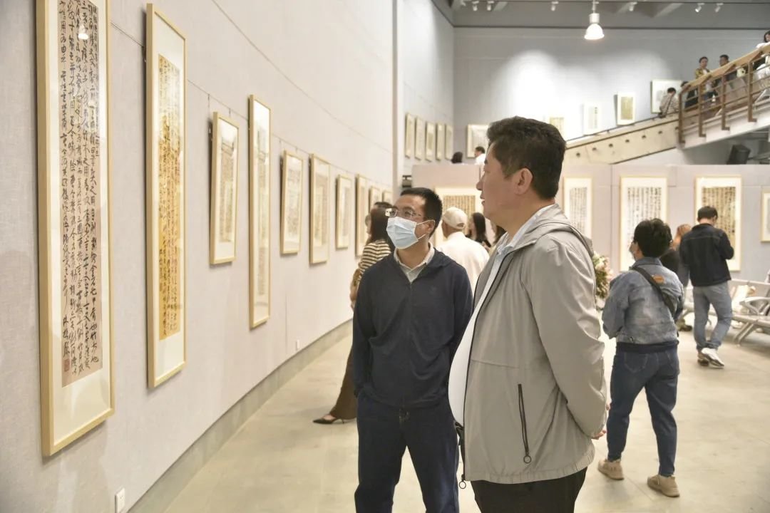 领导、嘉宾参观展览