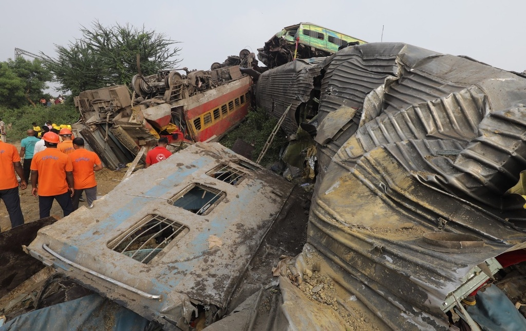 当地时间2023年6月3日，印度奥迪沙邦发生列车脱轨相撞事故后的现场画面。图源：IC photo