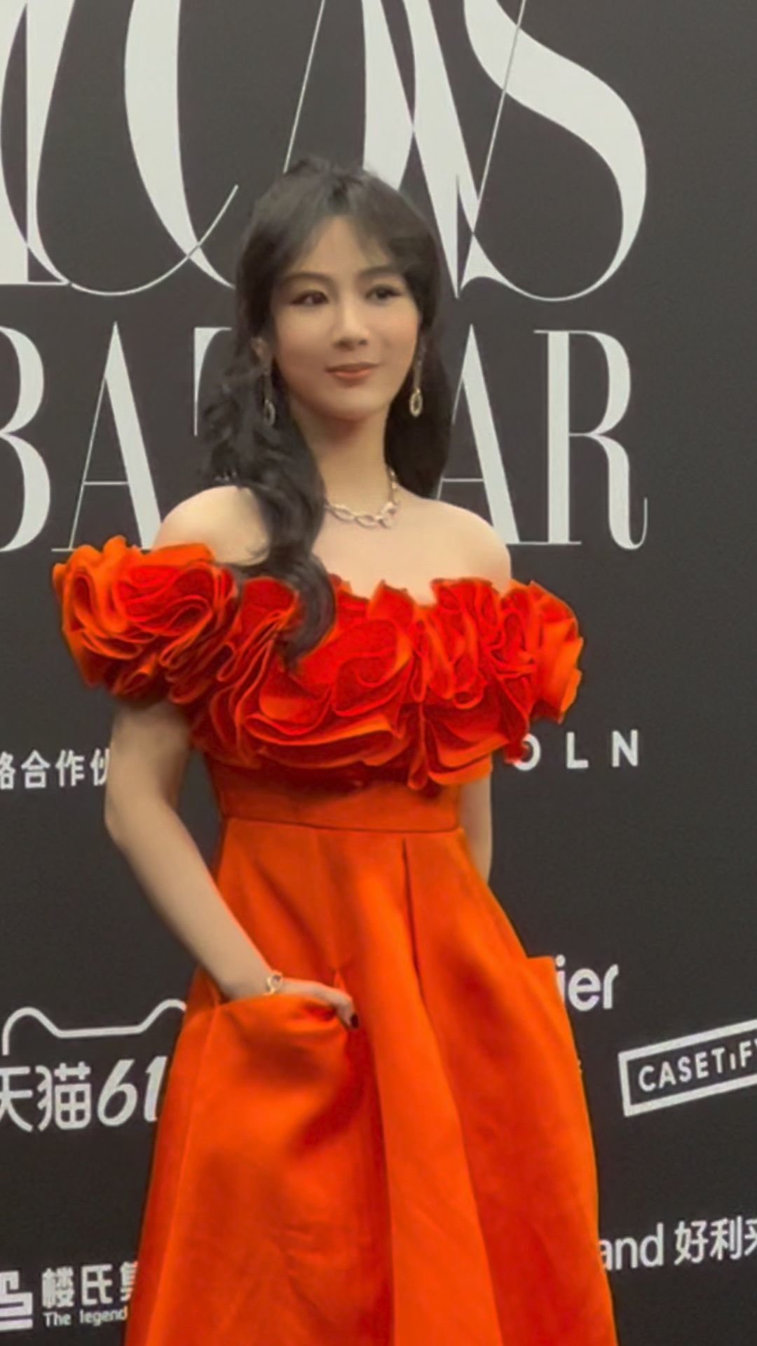 王嘉尔出席时尚芭莎年度派对，获得“年度音乐人”荣誉！_偶像