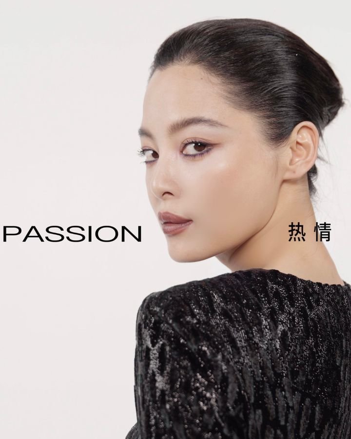 #辛芷蕾嘉人六月刊封面#  #辛芷蕾黑白时装独角戏#  这一次，让我们与@⾟芷蕾 一起探索本次“香奈儿-达喀尔”高级手工坊系列，看香奈儿如何⽤先锋的视觉语⾔演绎“黑与白”和“金色”的碰撞、“凹”与