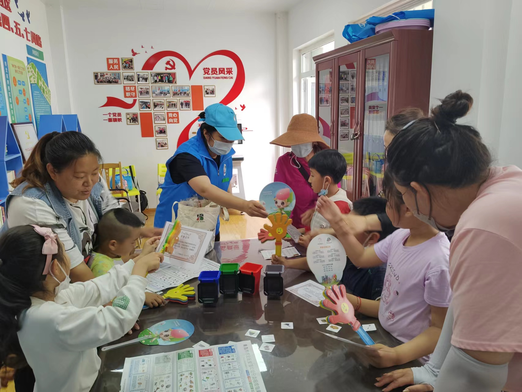 人和路社区垃圾分类趣味投放活动