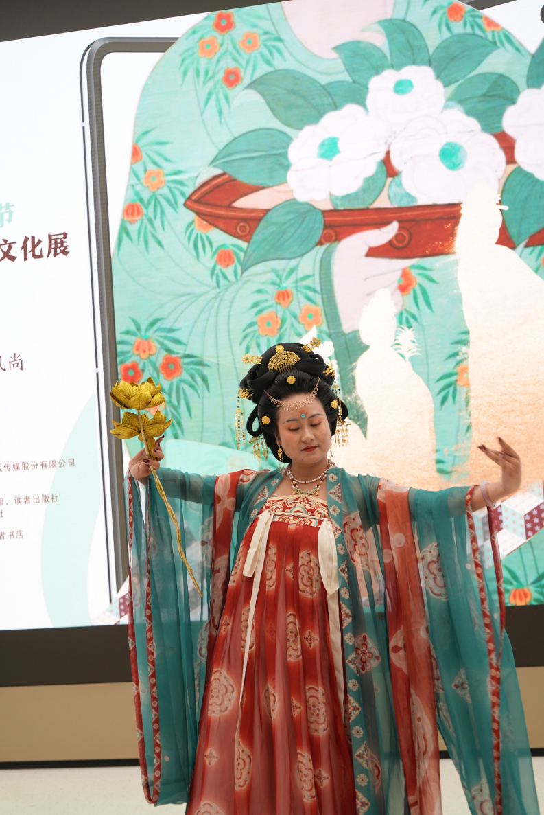 表演者身穿大唐服饰演出，这是读者书店敦煌文化节的“惯例”。
