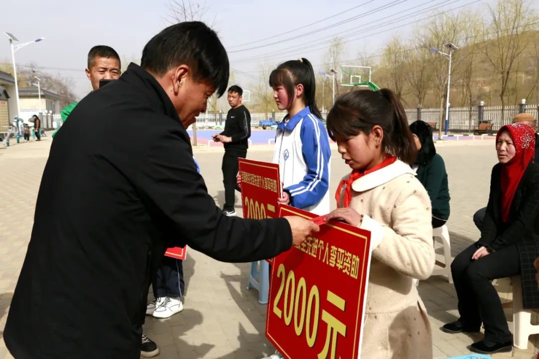 全国脱贫攻坚先进个人、金川集团李平资助积石山县学生 张新林 摄