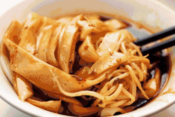 一碗凉皮8种味儿，一口一口吃出甘肃的地道风物！