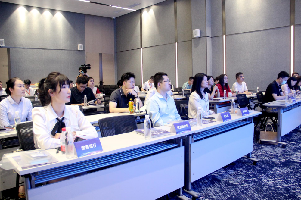 政银企同向发力，精准滴灌“贷”来金融活水！龙华区“聚焦产融结合 共话机遇挑战”——企业境内外上市融资策略专场活动成功举办