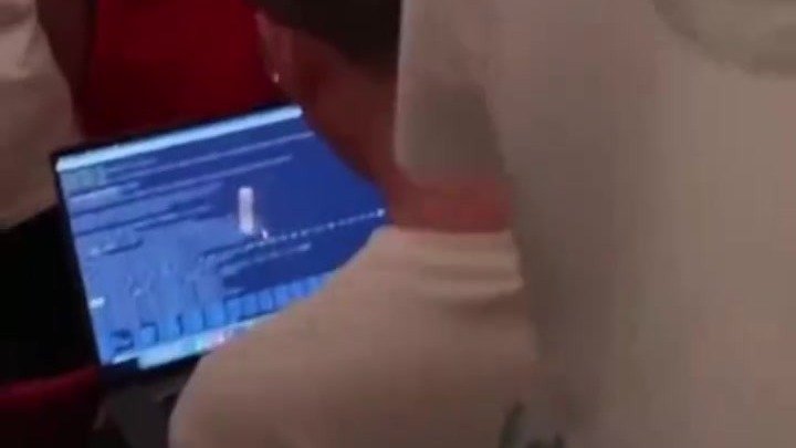 男子在五月天演唱会现场办公，“你不是真正的快乐”