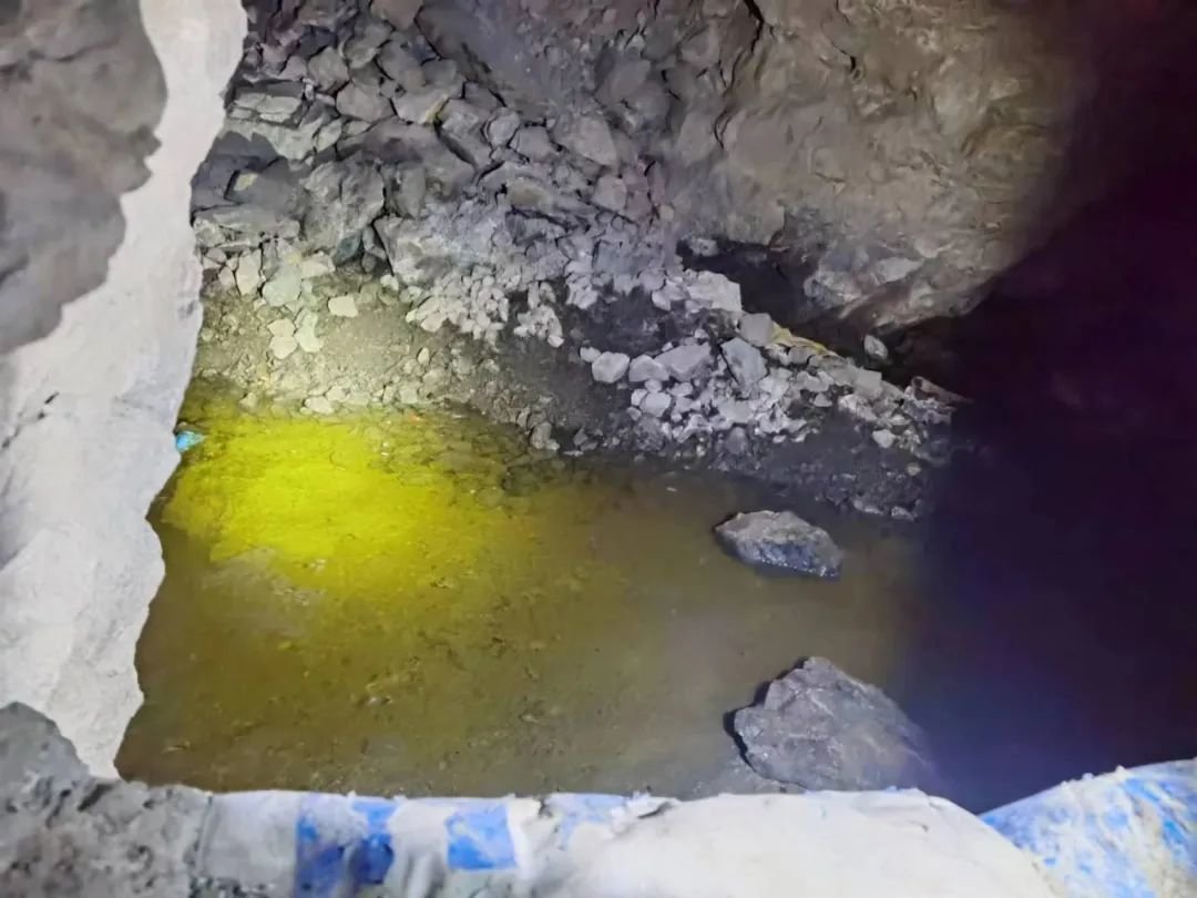 矿洞内借助天然地势修建蓄水池用于溶解黄金矿选矿剂