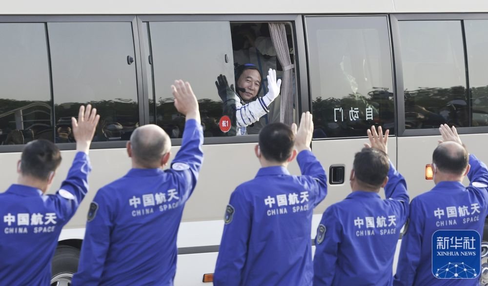 ↑这是航天员景海鹏在出征仪式上 新华社记者 金立旺 摄