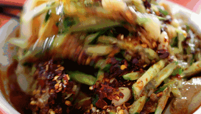 一碗凉皮8种味儿，一口一口吃出甘肃的地道风物！