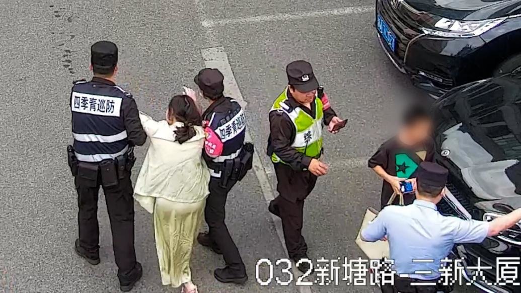 女子车中晕倒，10岁儿子沉着应对报警求助