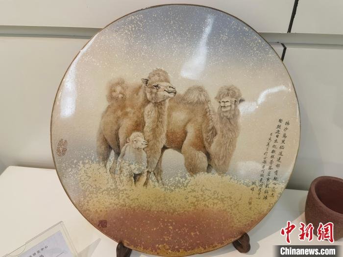 图为骆驼元素陶瓷作品。　刘玉桃 摄
