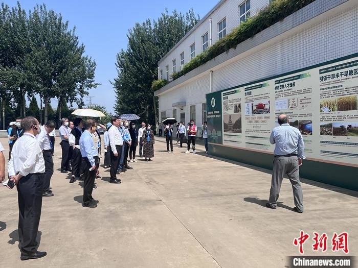 5月30日,上海合作组织减贫和可持续发展论坛考察团参访中国旱区节水农业研究院。 中新网记者 甘甜 摄